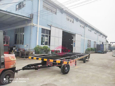 8吨无动力牵引骨架半岛（中国）带护栏3I.jpg